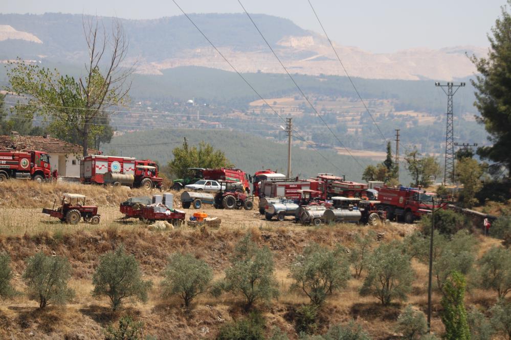 Yangının üçüncü gününde ise yangının etkisini yitirdiği görünürken, tütme olan bölgelerde ekiplerin söndürme ve soğutma çalışmaları devam ediyor. 