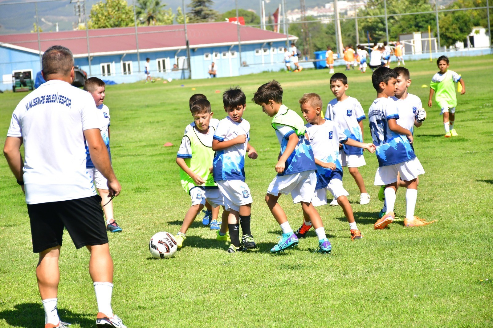 Çocuklara uzman antrenörler eşliğinde futbol eğitimi verildi