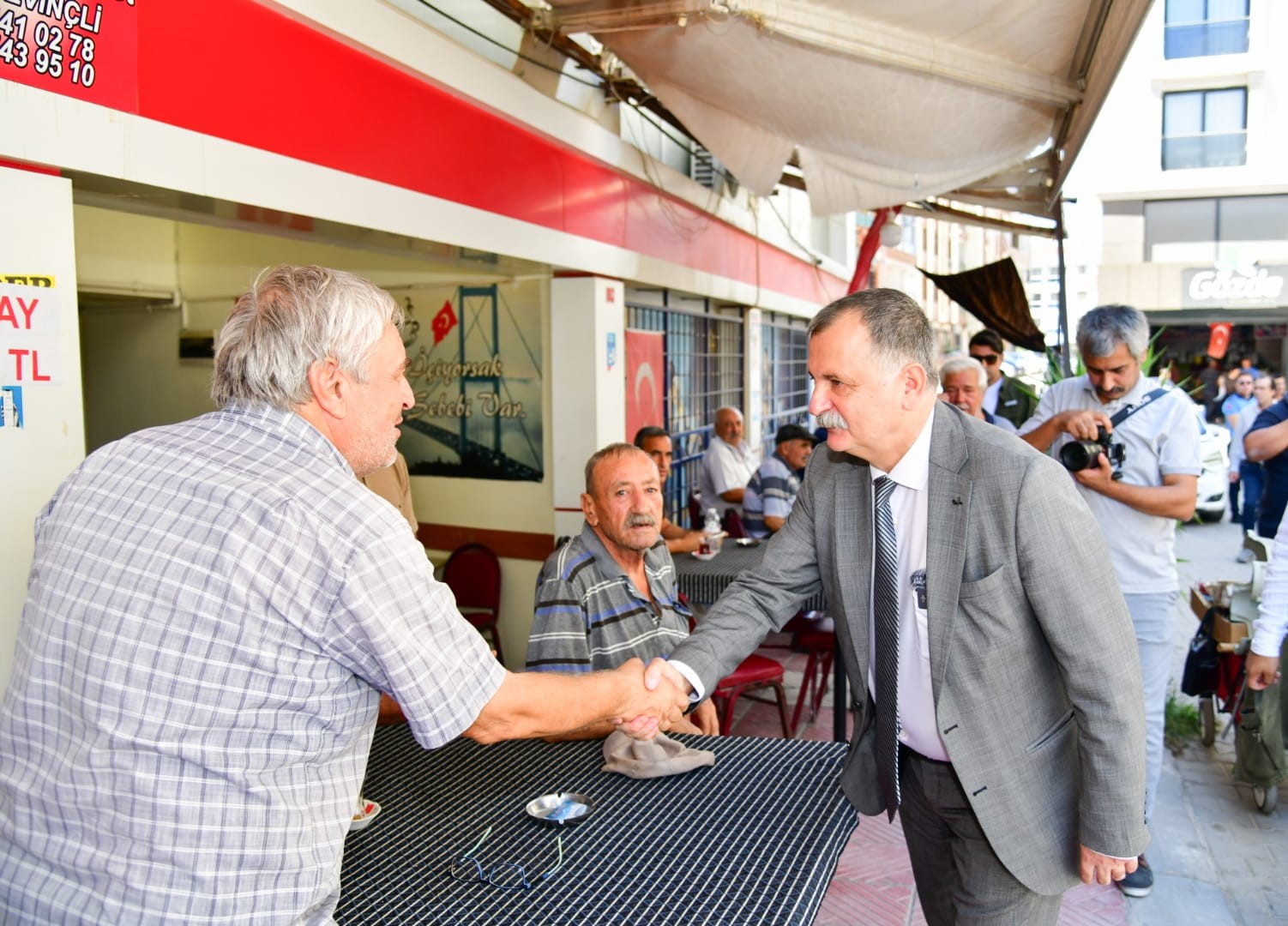 Esnaf ve vatandaşlarla yakından ilgilendi