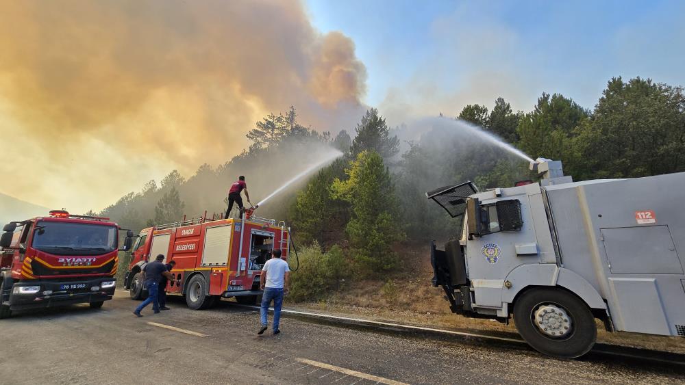 Greyder ve dozerlerin yangının önüne geçmek için sarp bölgede yol açarken yol güzergahı boyunca TOMA, itfaiye ve arazözlerle alevlere tazyikli su sıkarak müdahale ediliyor. 