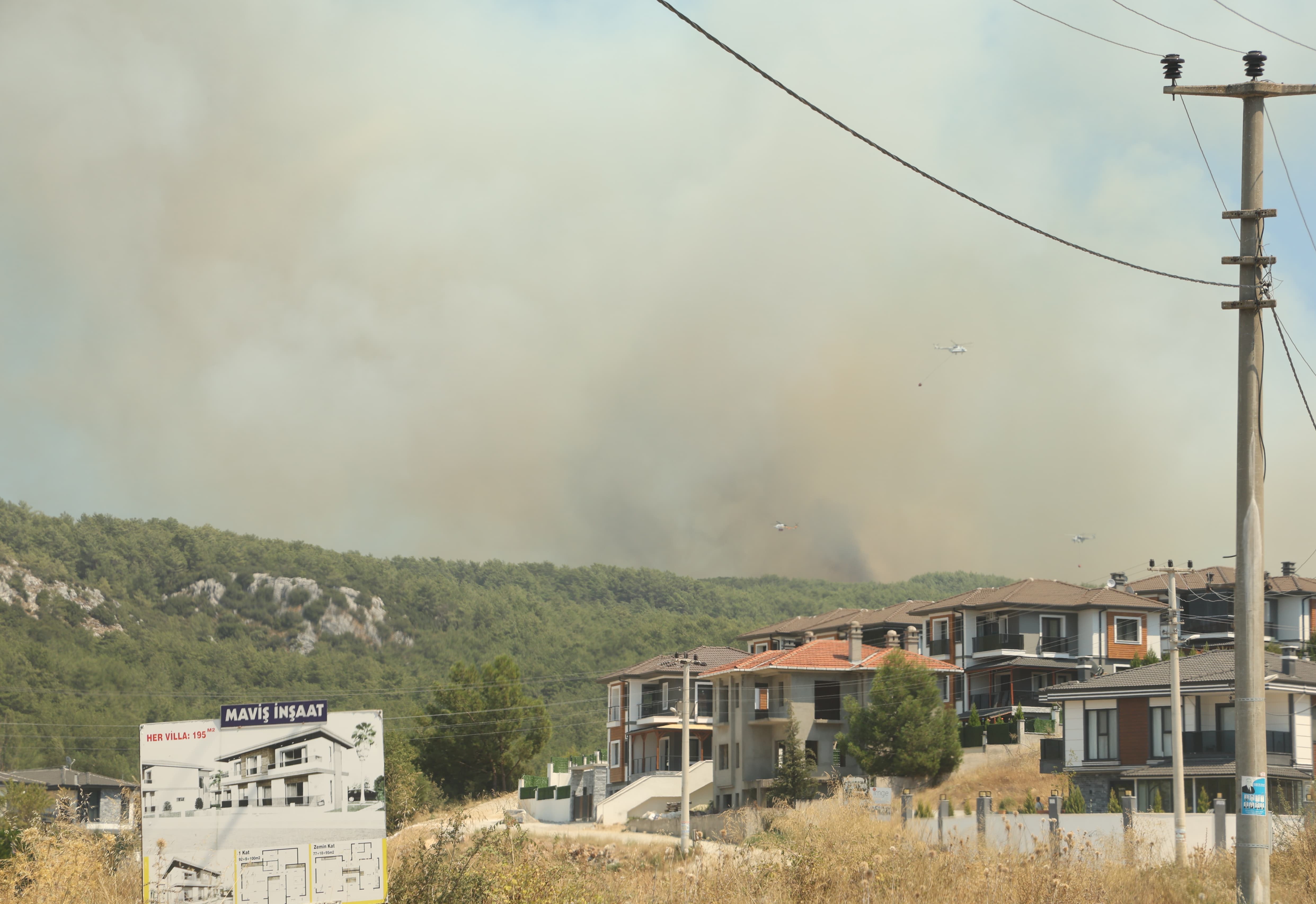 Dev dumanlar yangının boyutunu gözler önüne seriyor