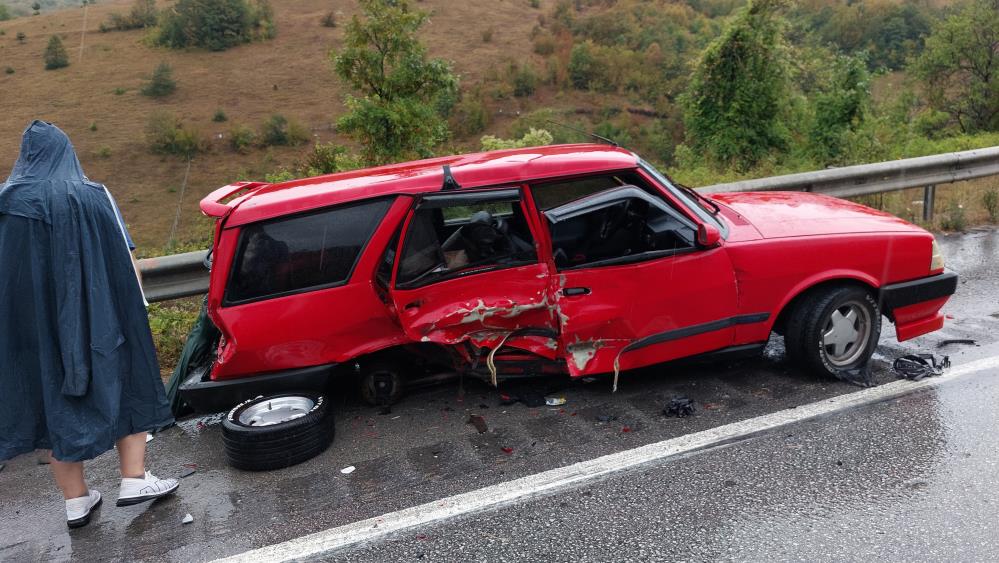 İlk kazanın ardından Samsun Emniyet Müdürlüğü Bölge Trafik Denetleme Şube Müdürlüğü ekipleri yolda dubalama çalışması yapmak isterken bu sırada kayarak gelen bir otomobil de ekip otosuna arkadan çarptı. 