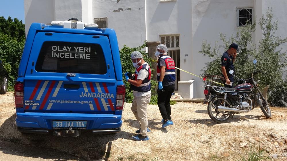 Durum jandarma ekiplerine bildirildi. Jandarma ekipleri çevrede tedbir alırken savcı ve olay yeri ekipleri inceleme yaptı.