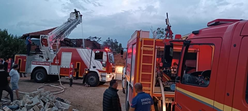 İki katkı evin çatısında başlayan yangını fark eden vatandaşların ihbarı üzerine bölgeye itfaiye, sağlık ve jandarma ekipleri sevk edildi.