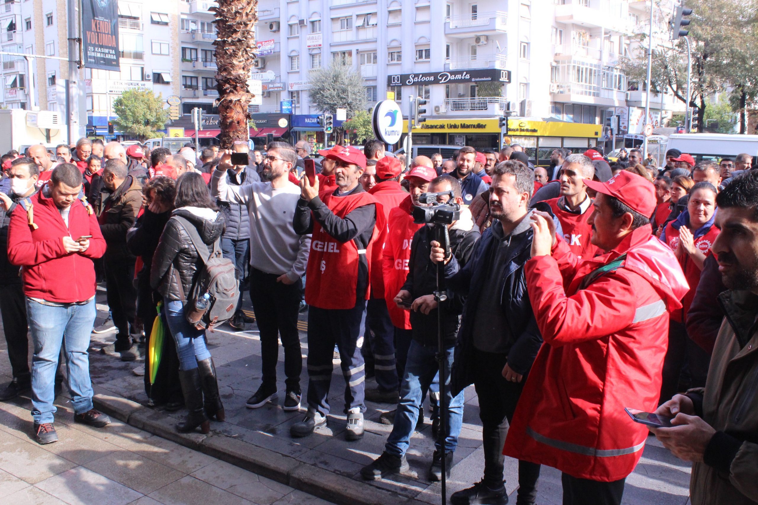 Günlerdir belediye önünden ayrılmayarak işlerini geri istiyorlar