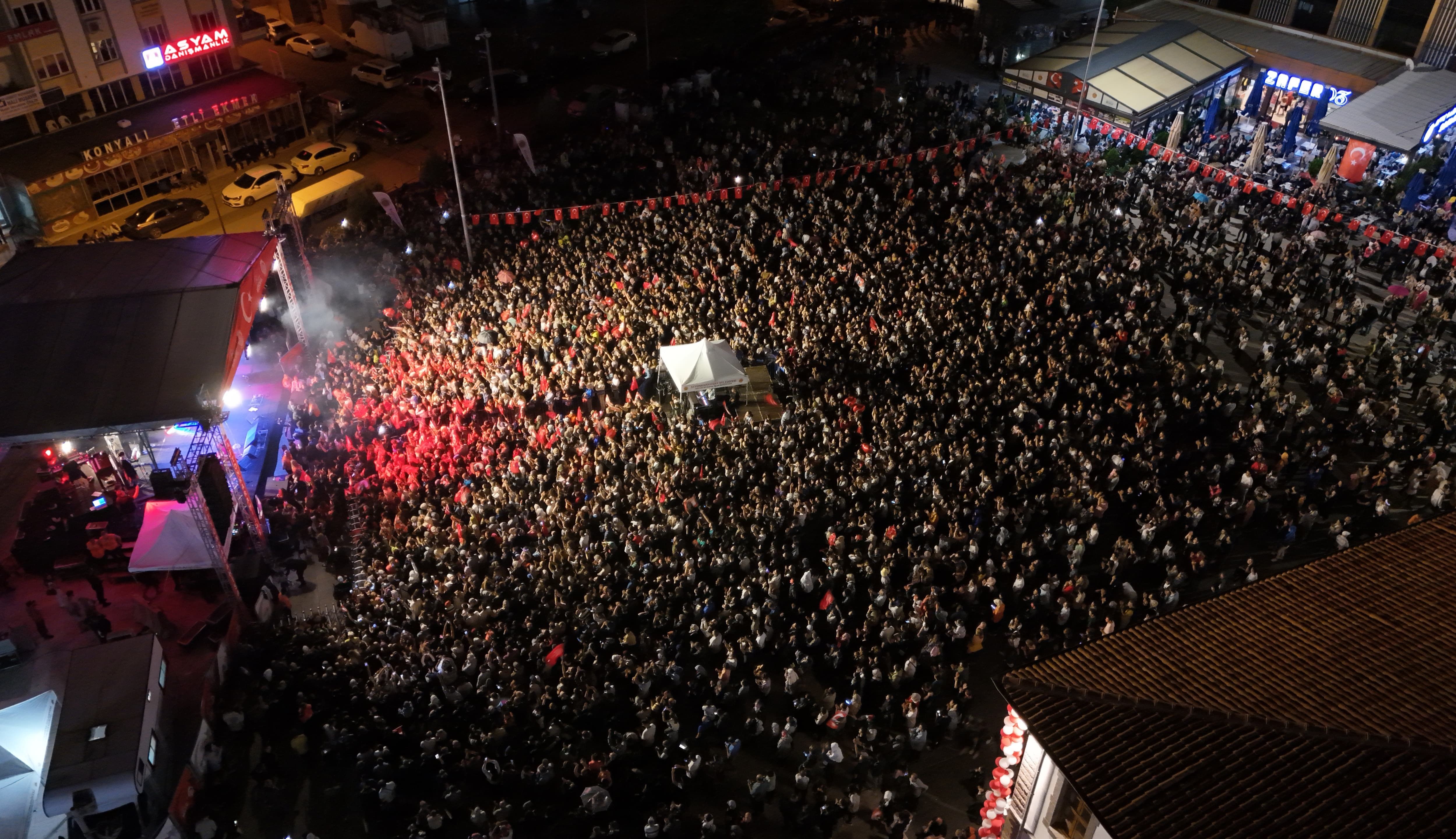 ZAFER MEYDANI’NDA COŞKULU KALABALIK