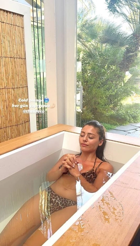 bu deneyimini "Cold plunge, her gün yapıyoruz" notuyla duyurdu. 25 yaşındaki Türkoğlu'nun leopar desenli bikinisiyle yaptığı soğuk su meditasyonu, sosyal medyada geniş yankı uyandırdı.