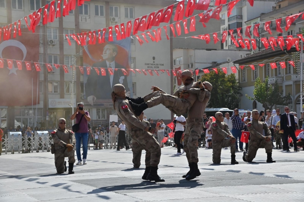 Komandolar Büyük Alkış Aldı