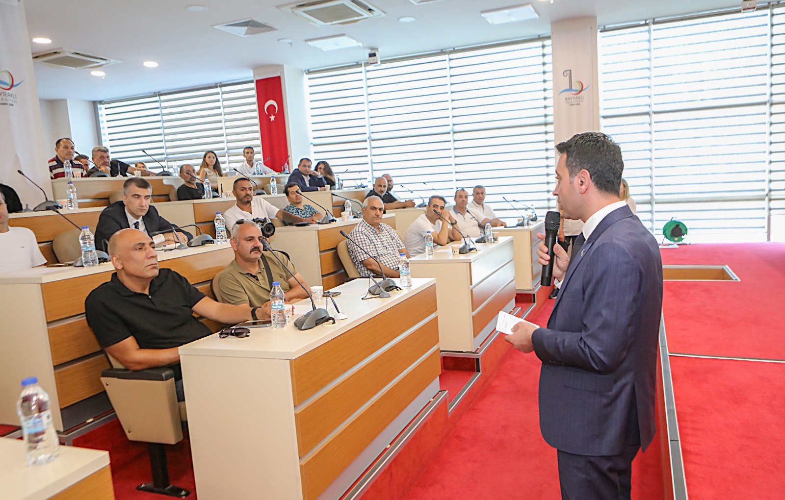 Esnafı dikkatle dinledi