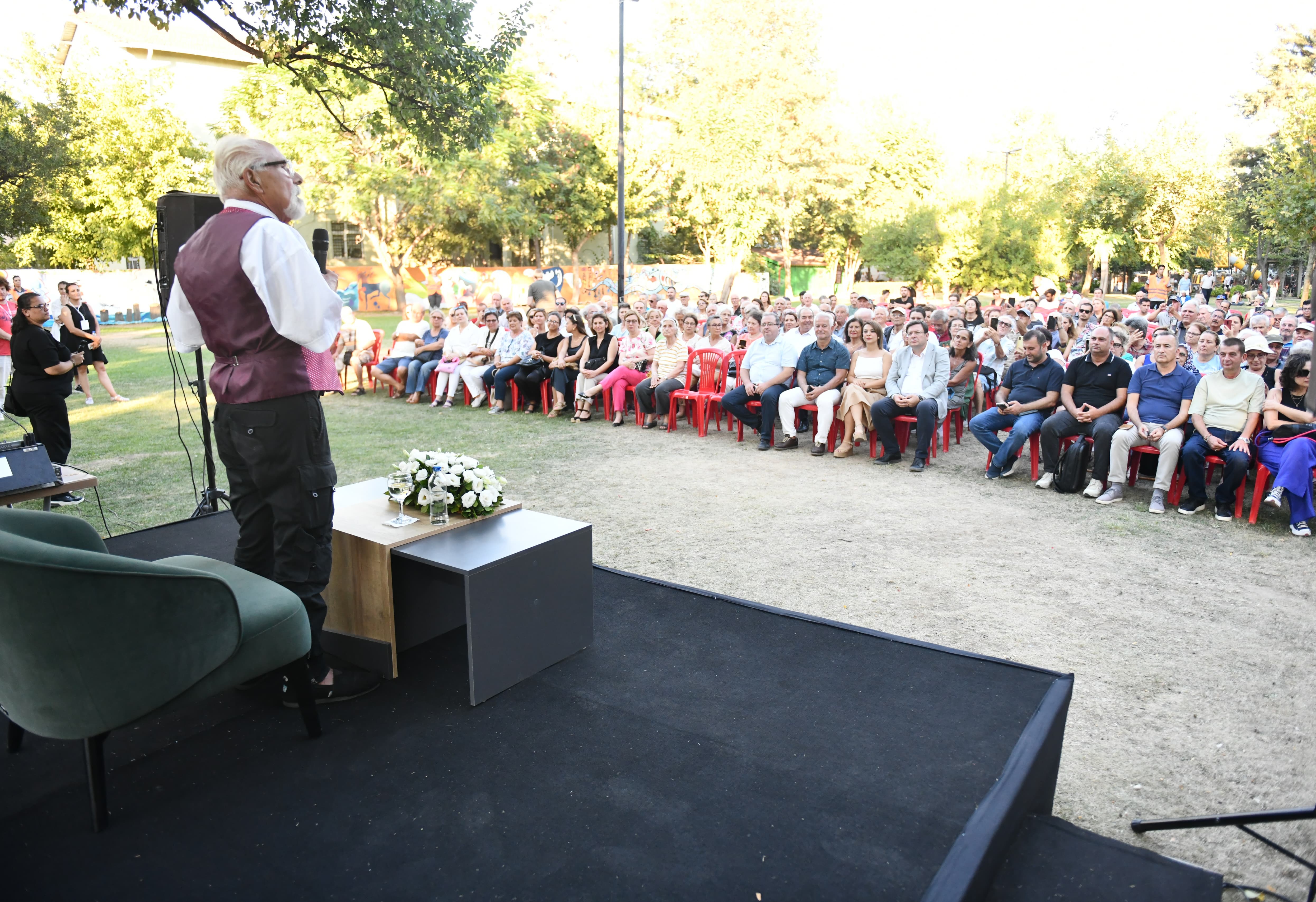 Emre Kongar Halk Bahçesi'nde Konuştu