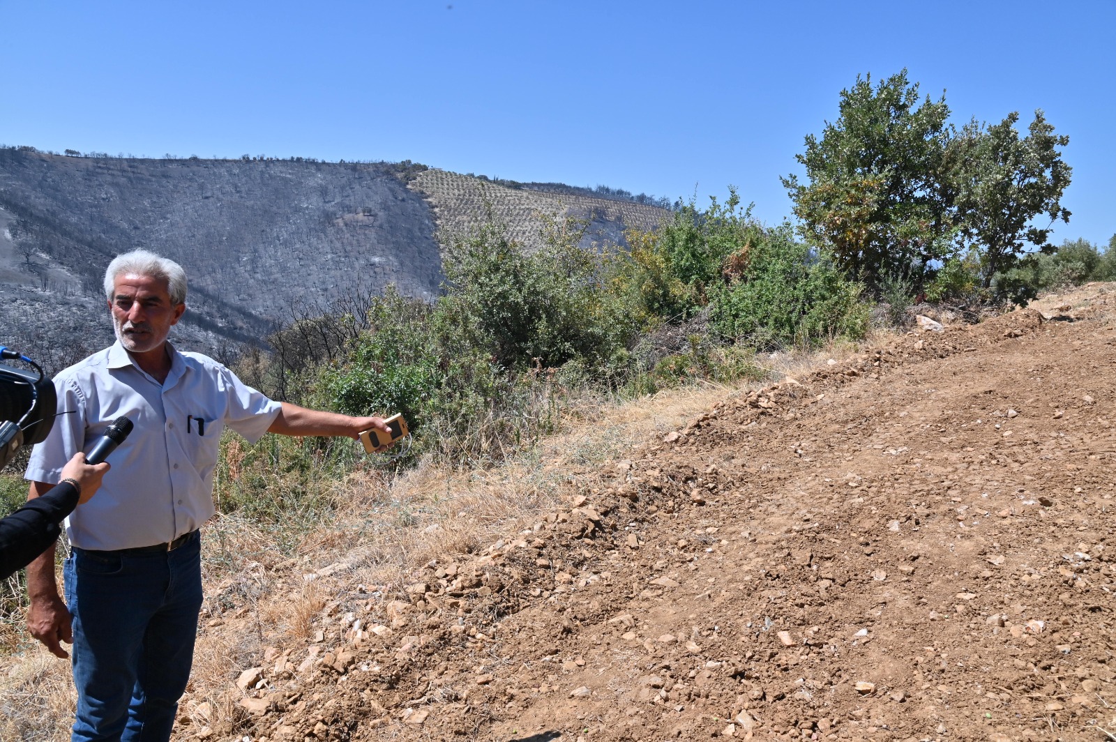 “Büyükşehir’in dozeri gelmemiş olsaydı yangın köyün içine girecekti”