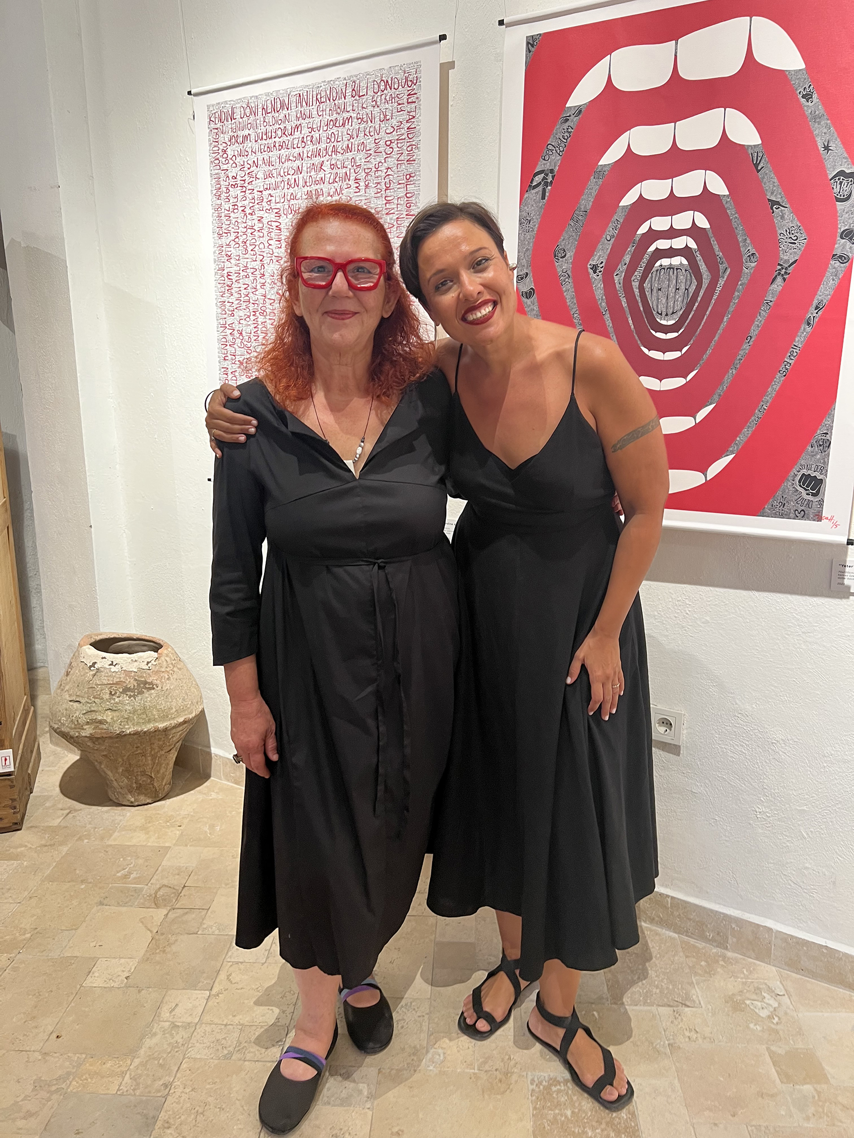 Sayra Ince Muran Ayça Hayret (Sag)