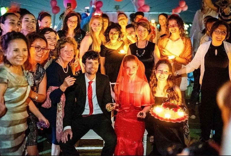 Kına gecesi, hem duygu yüklü anlar hem de eğlenceli etkinliklerle dolu geçti.