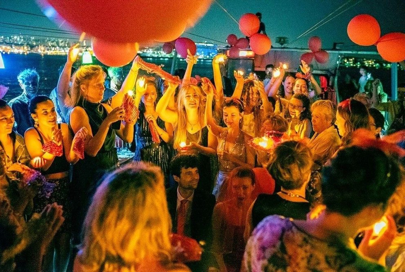 Bu paylaşımla, hem vatandaşlık seremonisini hem de bu özel anları takipçileriyle paylaştı.