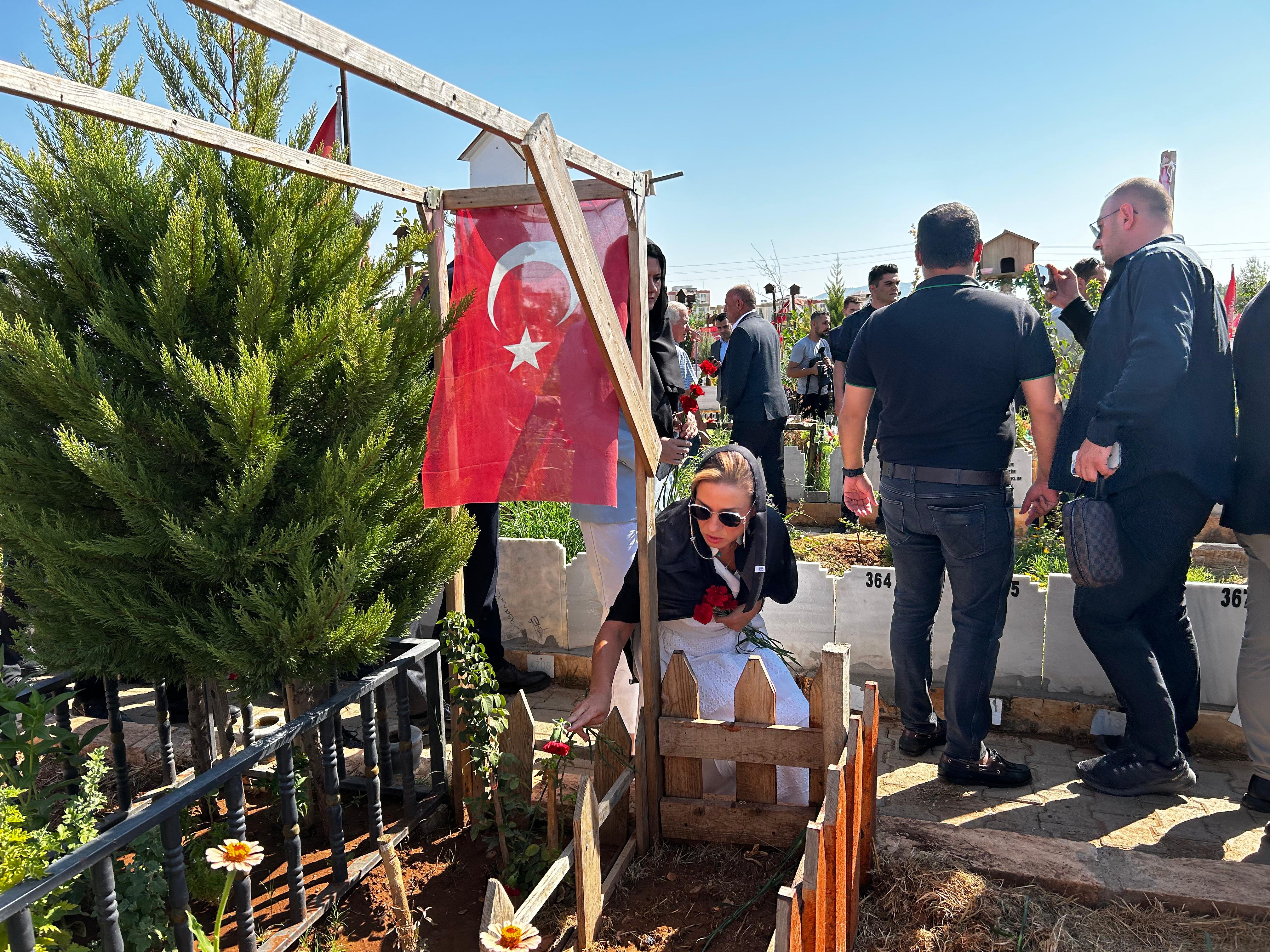 Deprem şehitliğine ziyaret