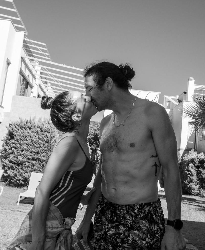 ​​​​​​​Merve Dizdar, eşi Cihan Ayger ile birlikte çekildikleri dudak dudağa pozunu sosyal medya hesabından takipçileriyle paylaştı.