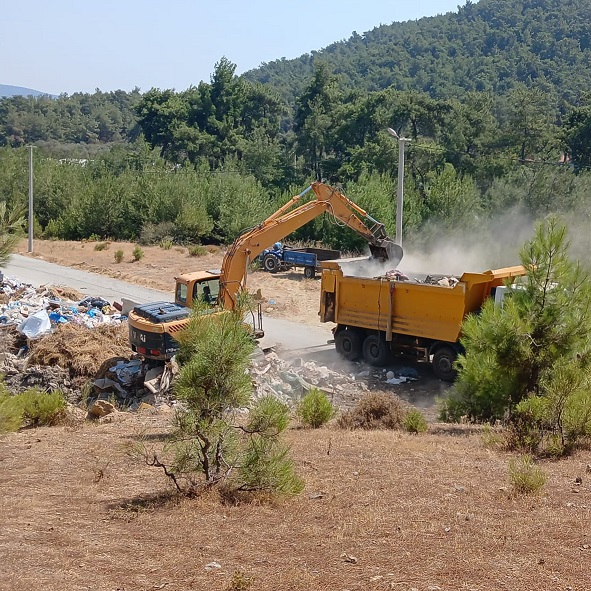 "Mahallelerimizi moloz yığınları ve çöplerden arındırıyoruz"