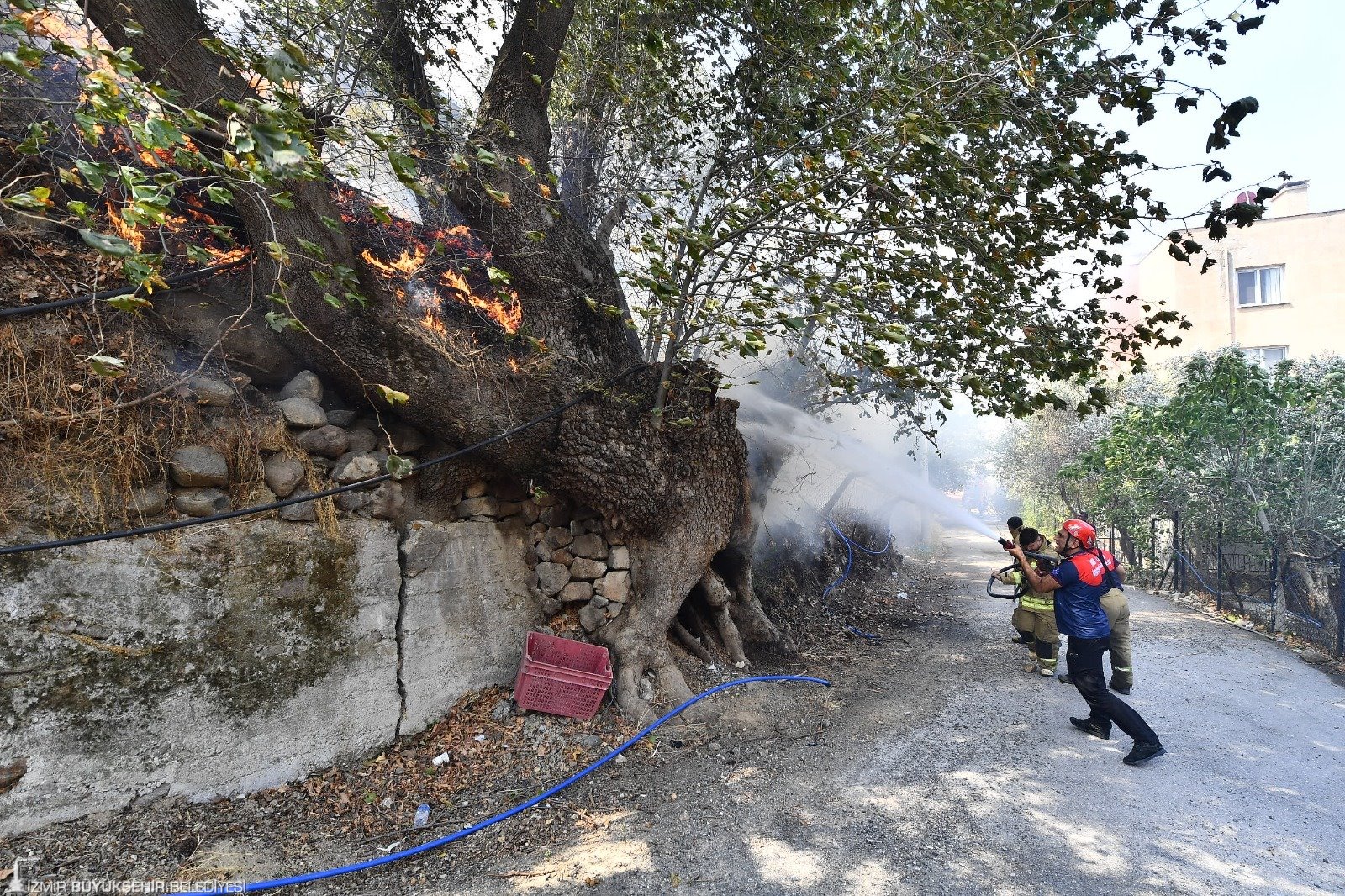 Sel ve yangın bir arada