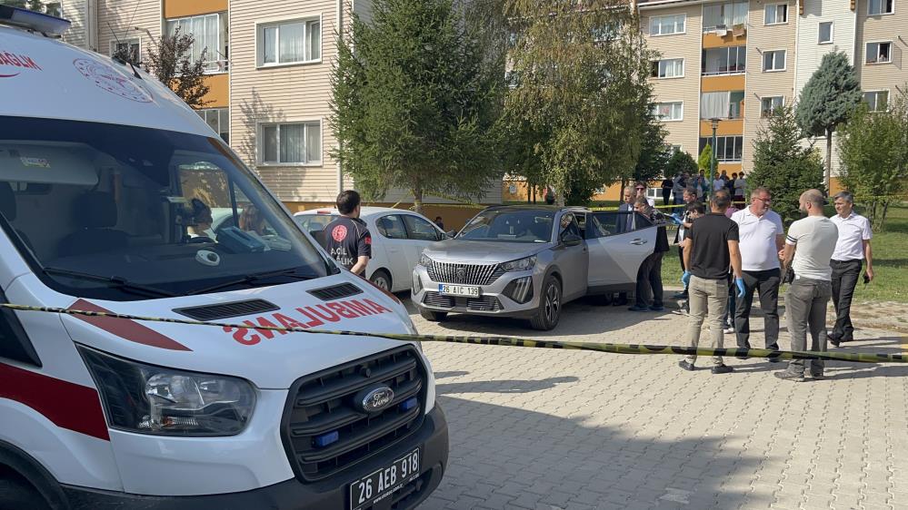 Olay yerine gelen polis ve sağlık ekipleri, bagaj camı kırık olan aracın arka koltuğunda boğazı kesilmiş halde yatan Tuğba Koç’un hayatını kaybettiğini tespit etti. 