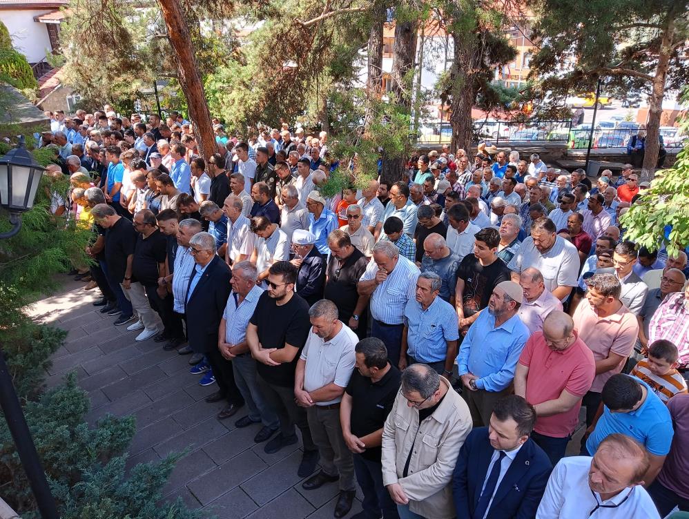 Gözyaşları arasında son yolcuğuna uğurlandı