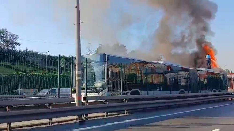 Metrobüste bulunan yolcular tahliye edildi. İhbar üzerine olay yerine çok sayıda itfaiye ekibi sevk edildi.