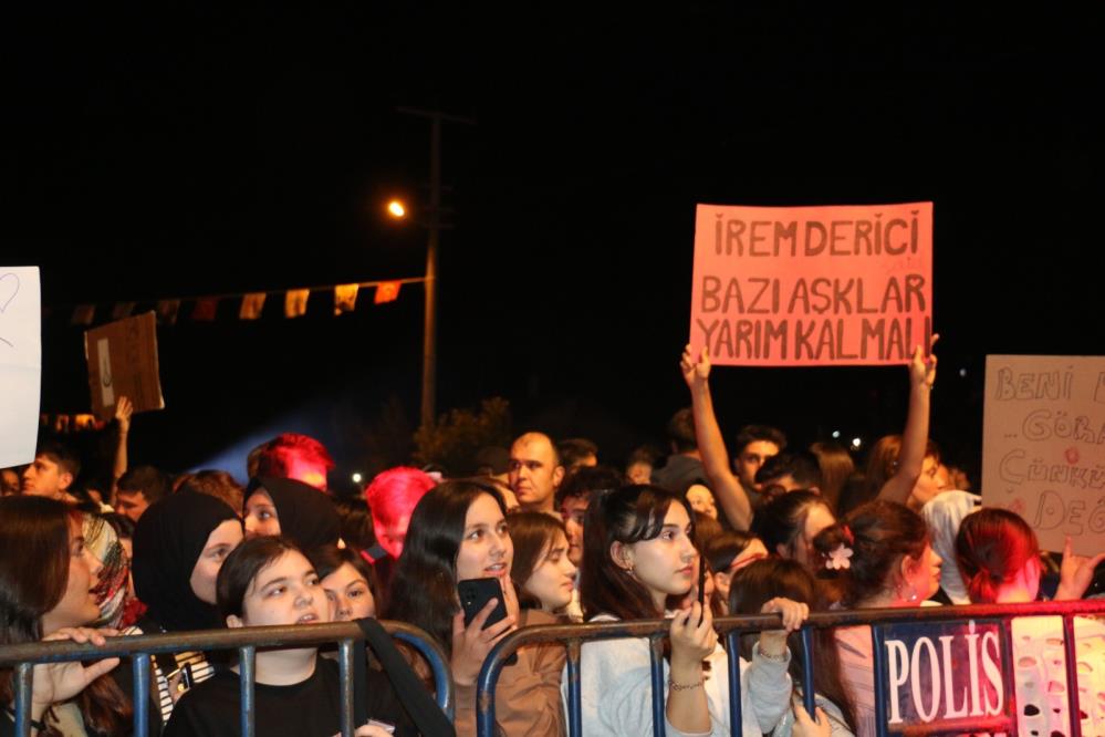 Alanı dolduran vatandaşlar, Derici'nin şarkılarıyla doyasıya eğlendi. 