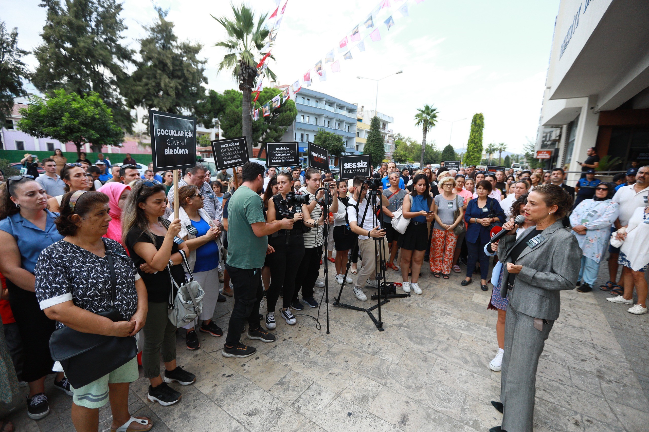 "Hiçbir zaman ölenlerle değil de katillerle empati yapıyoruz"