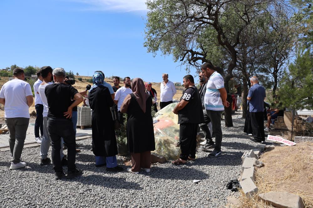 Mezarlığa gelenler, kitap, oyuncak ve çiçek bırakıyor, dua ediyor. Yurdun dört bir yanından ziyaretler devam ederken, bazı vatandaşlar Narin’in mezarının şehitlik mezarlığına taşınmasını talep etti.