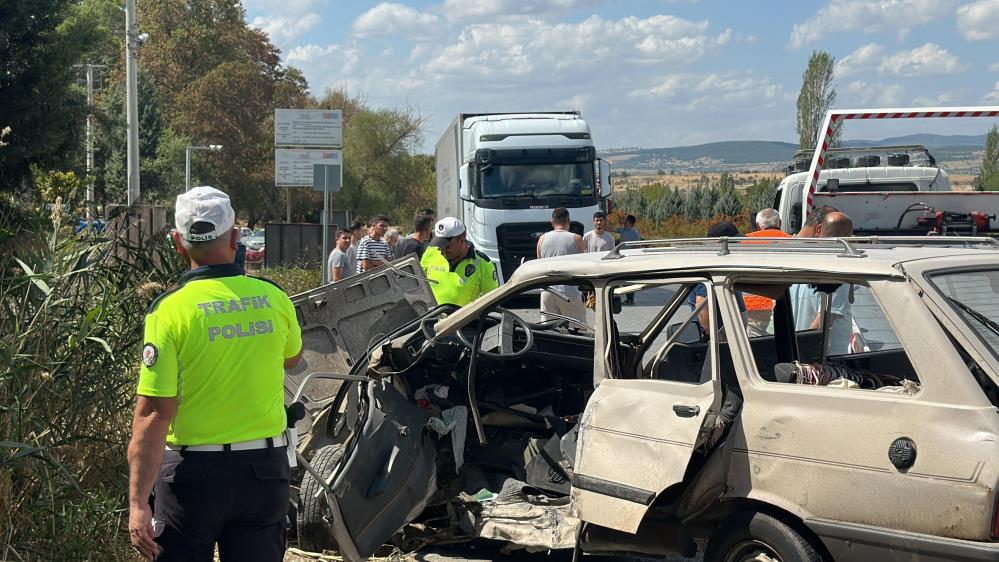 Kazayla ilgili soruşturma başlatılırken, bir süre trafiğe kapalı kalan Uşak-Ankara karayolu ise kazaya karışan otomobiller çekildikten sonra tekrar açıldı.