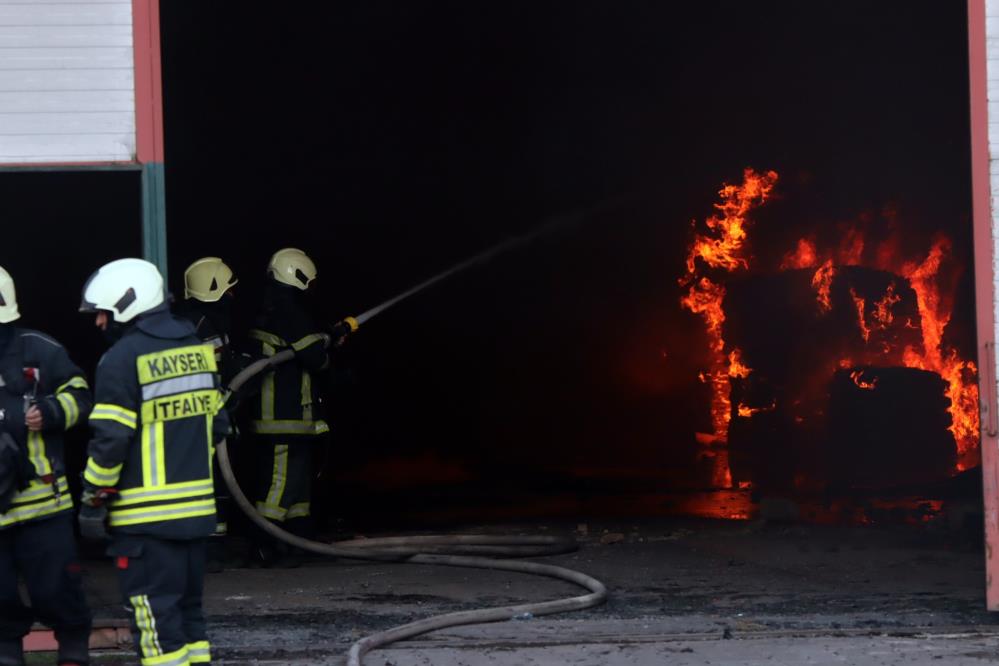 93 itfaiye eri yangına müdahale ediyor