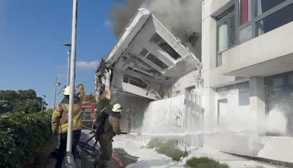 Alevlere daha fazla dayanamayan metruk bina, söndürme çalışmaları sırasında çöktü. 