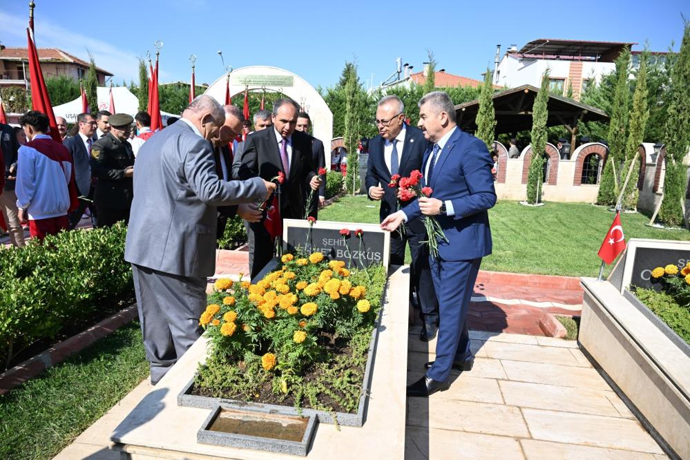 Şehit mezarları gezilerek karanfil bırakıldı