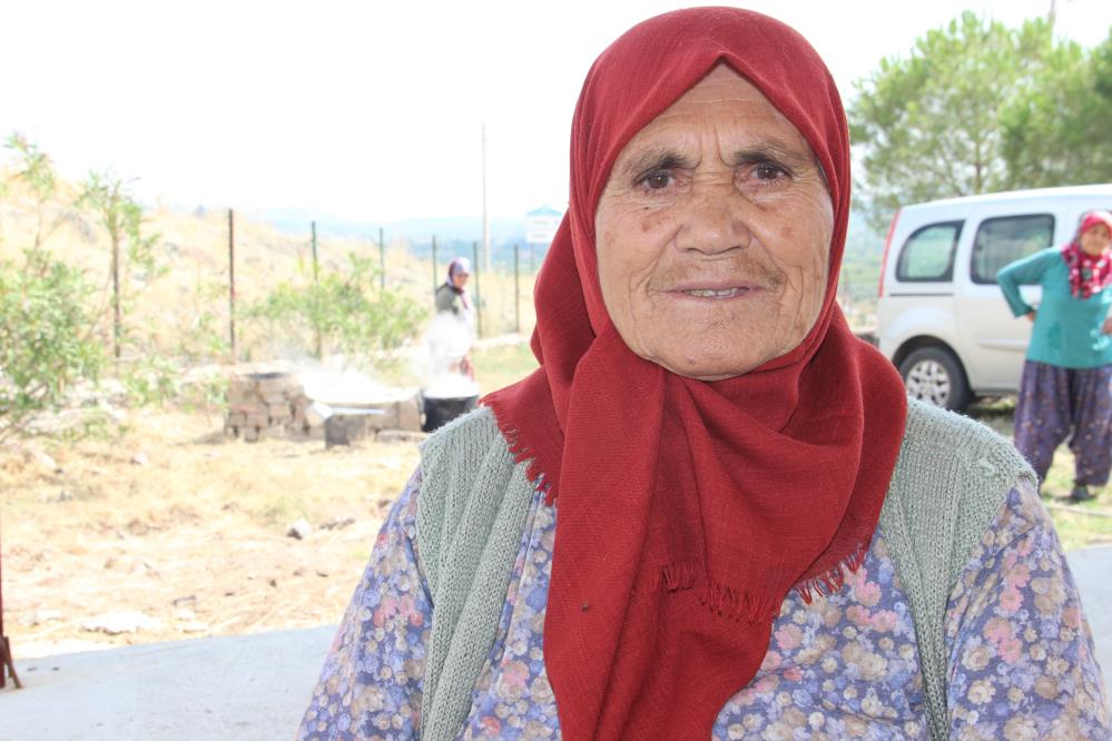 Eskiden üzümlerin suyunu çıkarmak için ayaklarla ezildiğini ve işlerin daha zor olduğunu anlatan 73 yaşındaki Ayşe Danacı, 