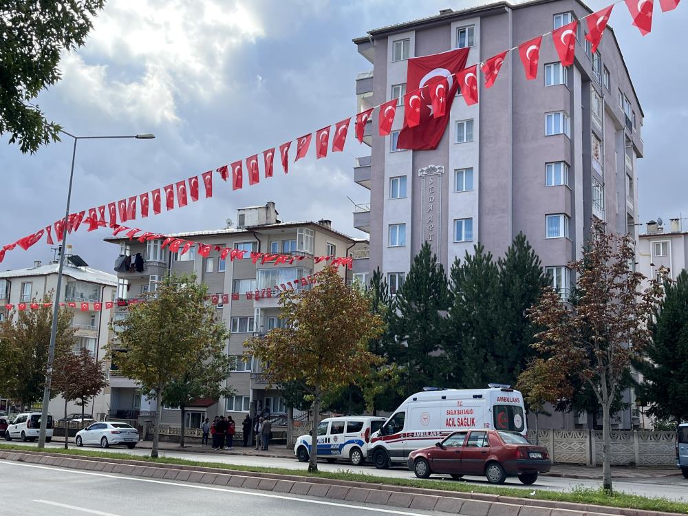 Şehidin Sivas kent merkezi Huzur Mahallesinde bulunan baba ocağı Türk Bayraklarıyla donatıldı. Şehit Yılmaz'ın yaklaşık 1 yıl önce göreve başladığı ve bir yıllık evli olduğu öğrenildi. 