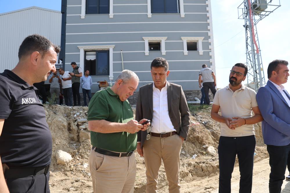 Kozan Kaymakamı Bahhatin Alp Arslanköylü, OSB Müdürü Fatih Aydın, Kozan Belediye Başkanı Mustafa Atlı, yangın söndürme çalışmalarını yerinde takip ederek fabrika sahibi ile bir araya geldi.