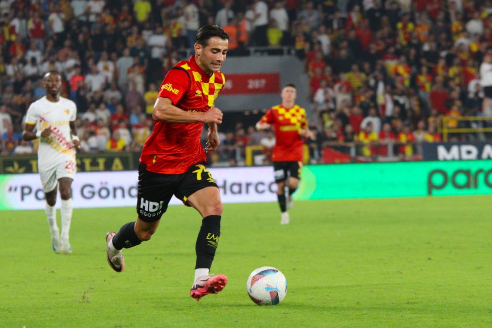 Tamamen iyileştiği gözlenen Ogün Bayrak, Bulgar teknik adam tarafından Kayserispor maçının ilk 11'ine alındı ve bu sezon ilk kez bir resmi maçta forma giydi. 