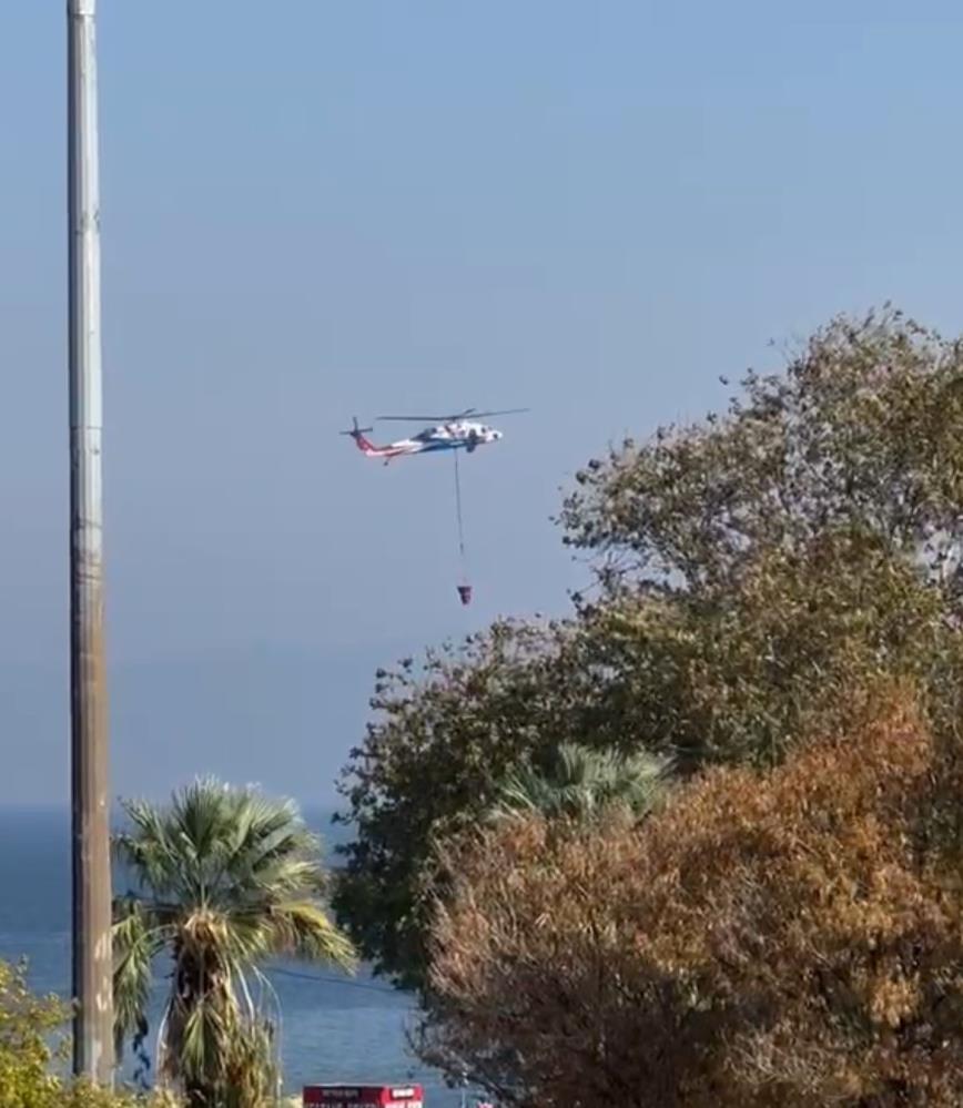 Kısa sürede olay yerine gelen çok sayıda itfaiye ekibinin müdahalesiyle yangın kısmi olarak kontrol altına alınırken, çalışmalara Orman Bölge Müdürlüğüne bağlı helikopterlerde havadan destek veriyor.