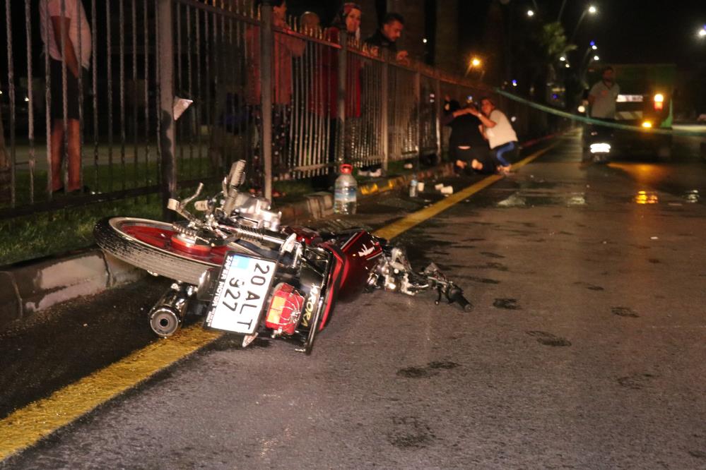 Çarpmanın etkisiyle motosiklette bulunan Mehmet Kale (27) ve Fatih Sezer otomobilin içerisine savruldu.