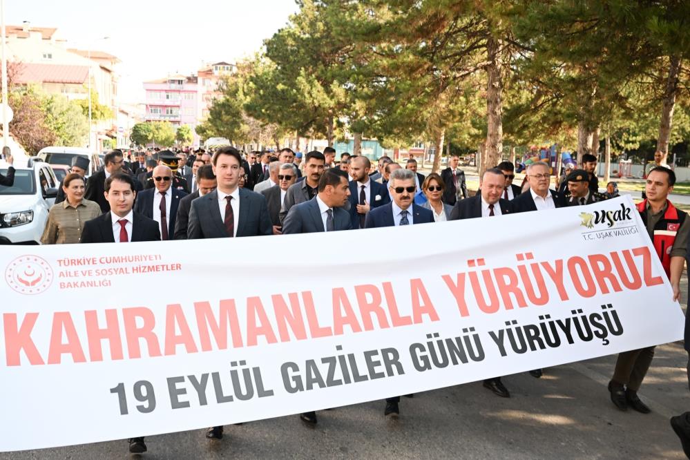 “Kahramanlarla Yürüyoruz” sloganı ile Aile ve Sosyal Hizmetler İl Müdürlüğü önünden başlayan yürüyüş, Şekerevleri Şehitliğinde sona erdi. Yürüyüşün ardından Valilik, Garnizon Komutanlığı, Uşak Belediyesi ve Türkiye Muharip Gaziler Derneği yetkilileri, Şehitlik Anıtı'na çelenk sundu.