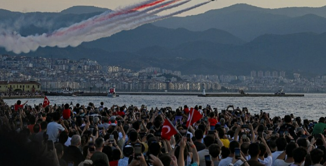 İzmir yine kırmızıya boyandı