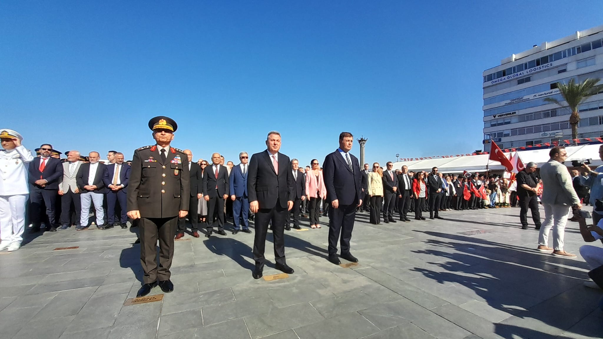 Cumhuriyet Meydanı'nda çelenk sunumu gerçekleşti