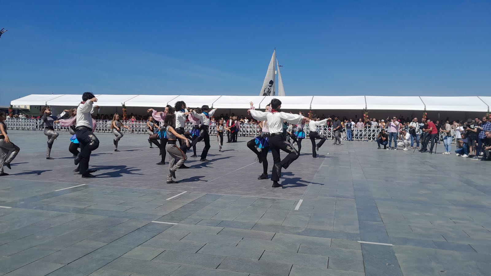 Zeybek ve dans gösterisine yoğun ilgi