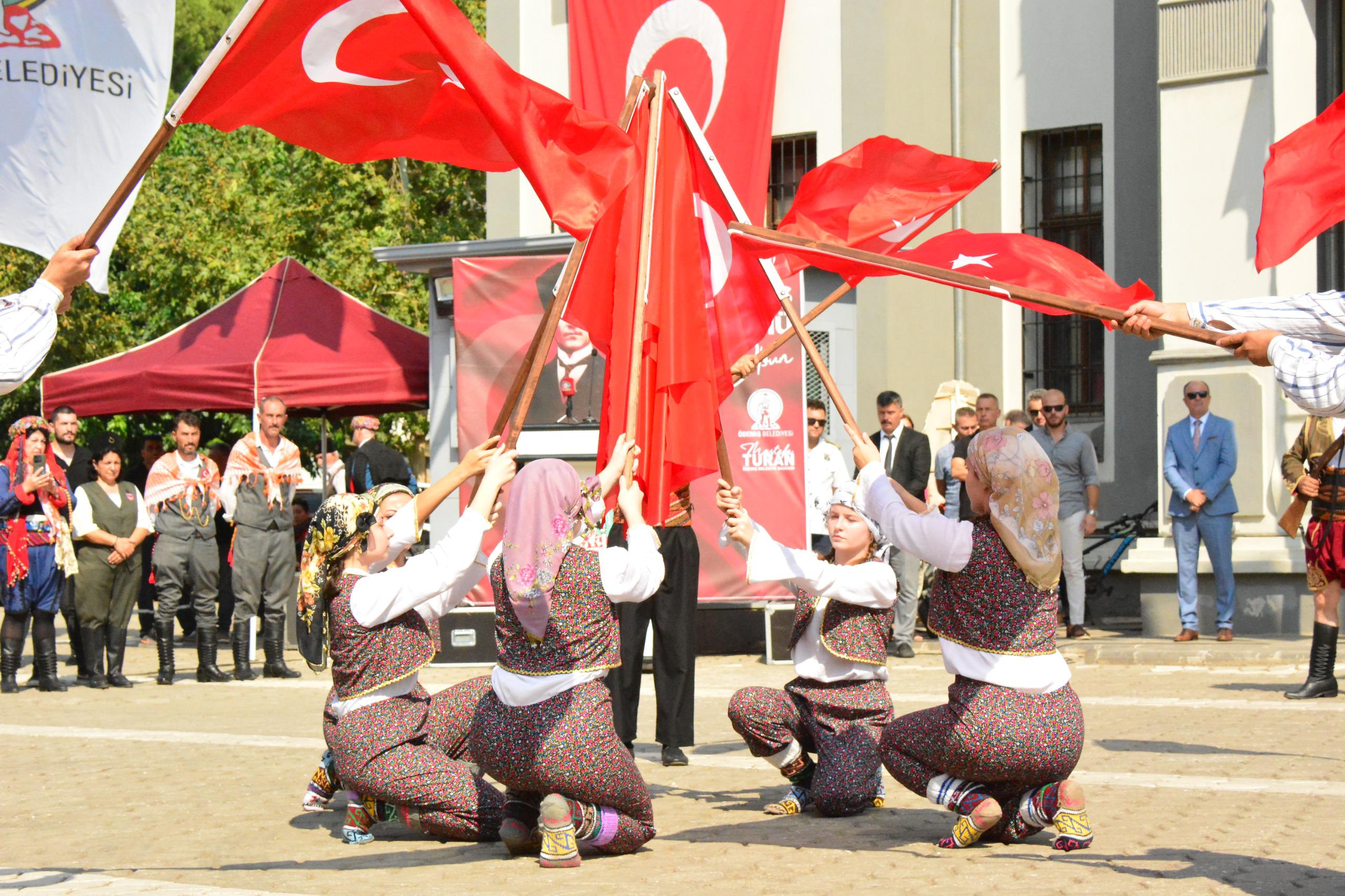 Kurtuluş günü teatral gösterilerle canlandırıldı