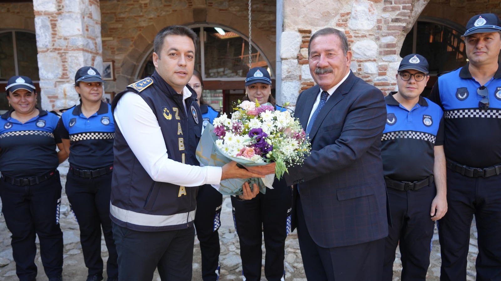 Başkan Topuz zabıta personelini tek tek selamlayarak Milas Belediyesi Zabıta Müdürü Ali Korkmaz’a çiçek takdim etti.