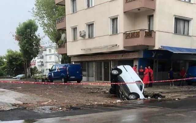 Trafik Felç Oldu, Araçlar Yolda Kaldı