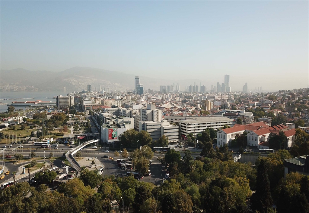 İzmir'i sis bulutu kapladı