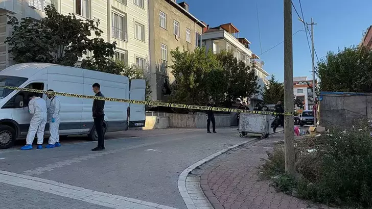 İhbar üzerine olay yerine polis ve sağlık ekipleri sevk edildi. Polis ekipleri olay yerinde geniş çaplı güvenlik önlemi aldı