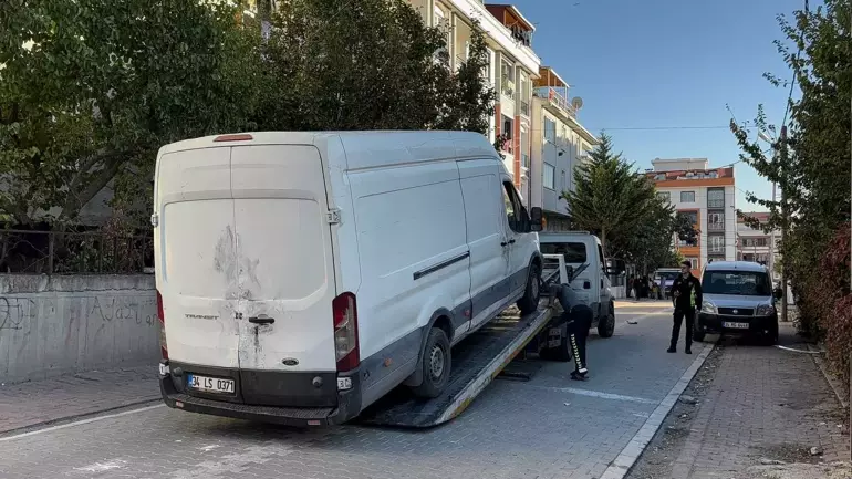 Sürücü Enes Ç.'nin kullandığı minibüs çekici yardımıyla olay yerinden kaldırılırken, polis ekipleri kazayla ilgili inceleme başlattı.