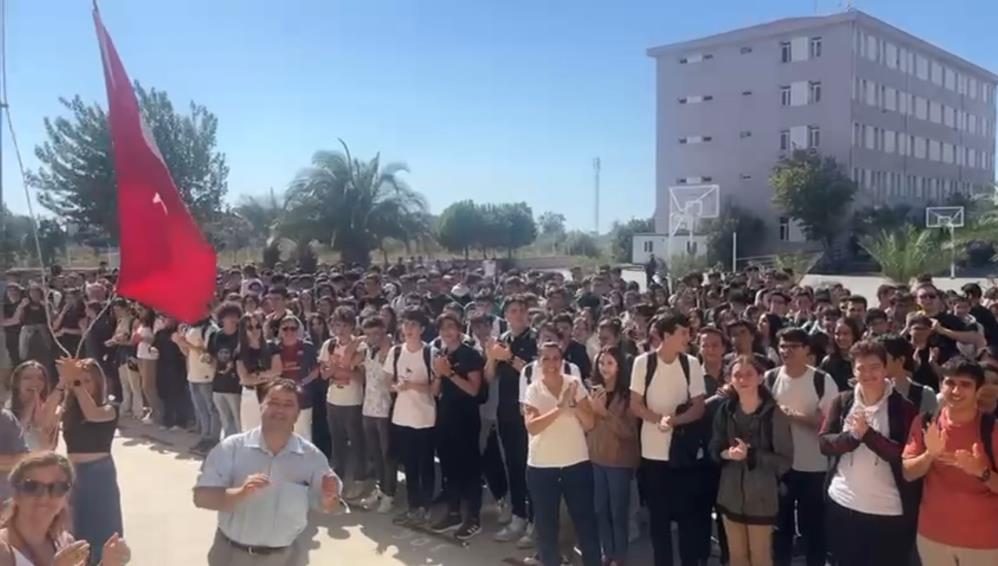 Uğurlamada öğrencilerden yoğun alkış alan Halil öğretmen, duygusal anlar yaşadı.