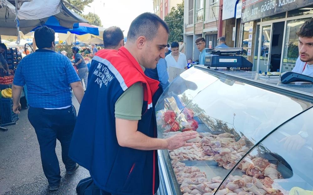 Denetim sırasında, satılan ürünlerin hijyen şartlarını ve etiket bilgileri titizlikle incelendi. 